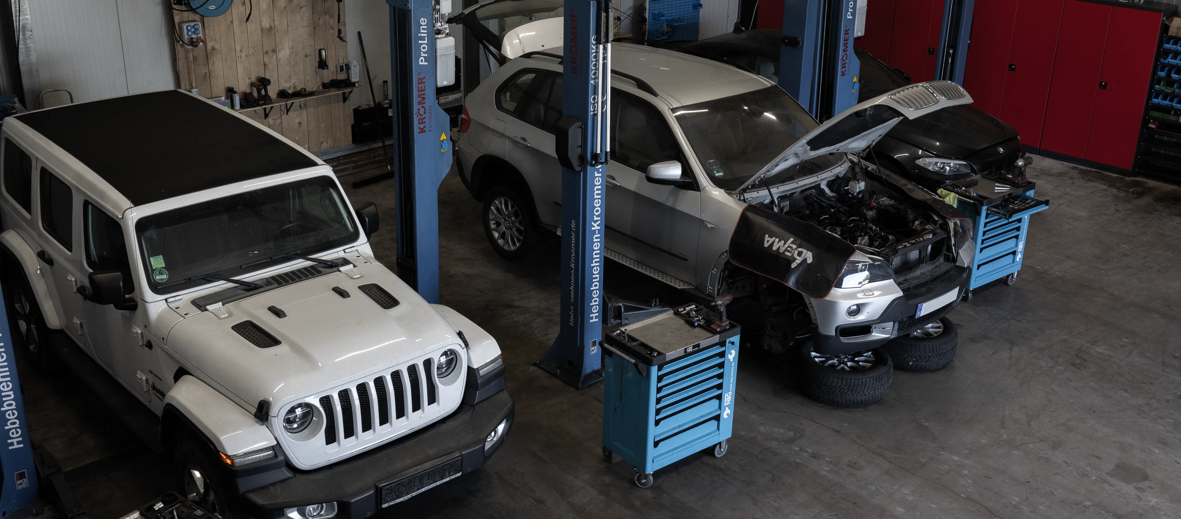 Zwei Autos in der Werkstatt von oben