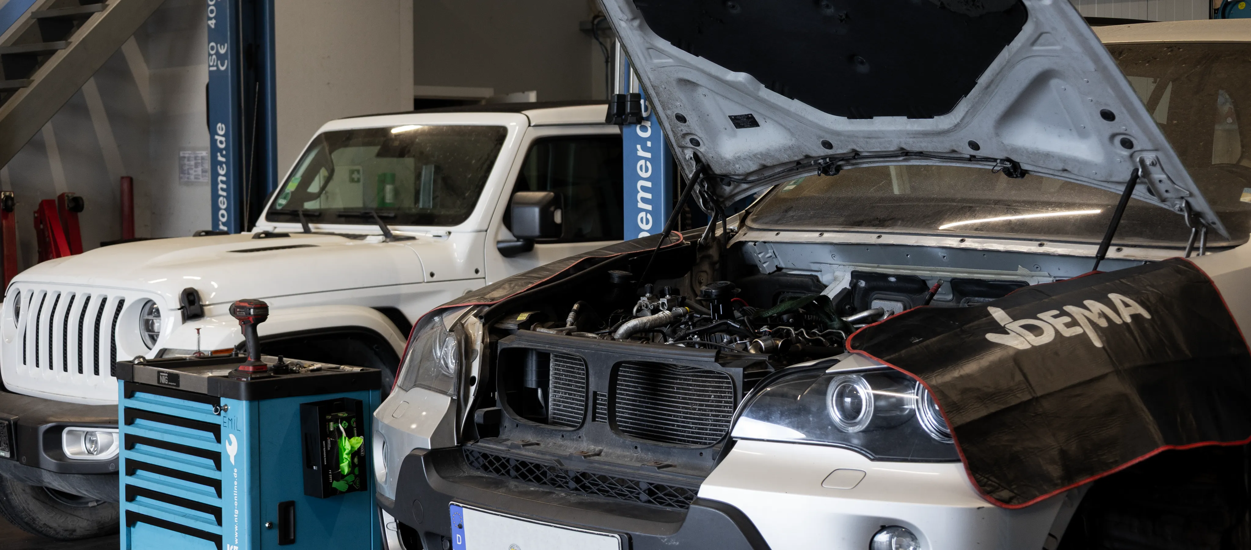 Detailansicht einer Werkschublade mit diversen Werkzeugen darin sortiert