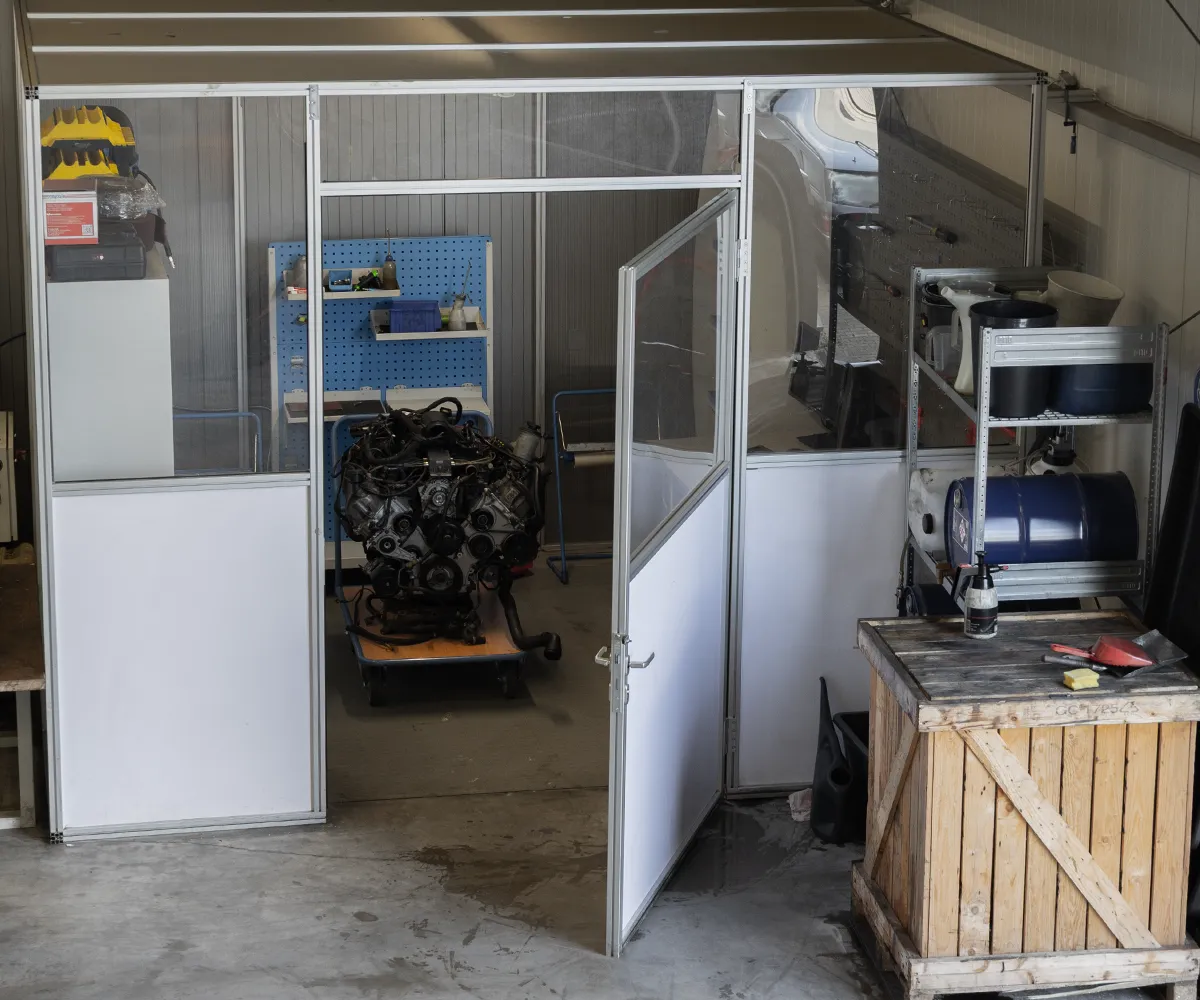 Ein abgetrennter Raum in der Werkstatt speziell für Arbeiten am Motor