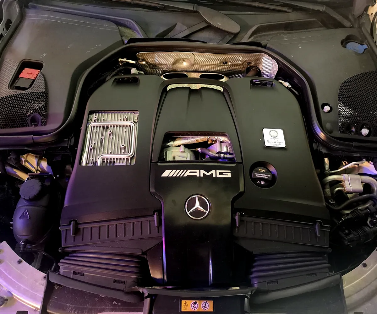 Ansicht eines Motorraumes eines AMG Mercedes