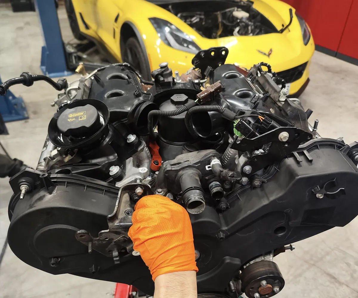 Motorblock eines Sportwagens an welchem geschraubt wird